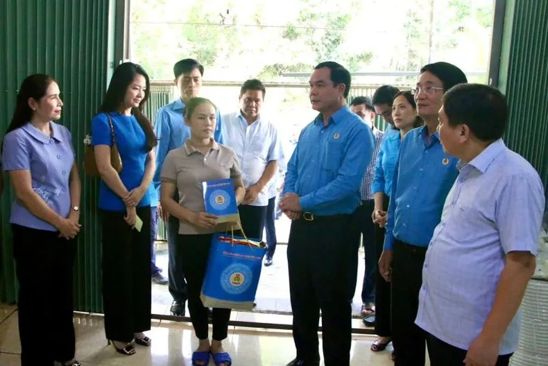 Chủ tịch Tổng Liên đoàn Lao động Việt Nam Nguyễn Đình Khang thăm hỏi đoàn viên công đoàn bị thiệt hại do bão số 3 (Yagi) năm 2024 IMG_5931.jpeg