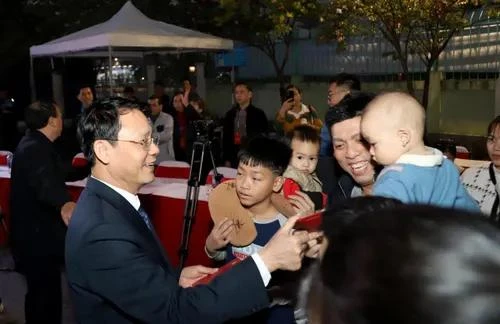 Lãnh đạo Liên đoàn Lao động Hà Nội lì xì cho con em những lao động trước giờ xe lăn bánh IMG_6859.jpg