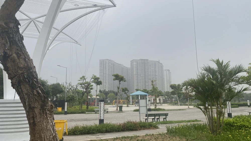 Hà Nội ngày 23-4 không nắng nóng nhưng oi bức - dấu hiệu sắp có đợt mưa. Ảnh: PHÚC HẬU IMG_8454.jpeg