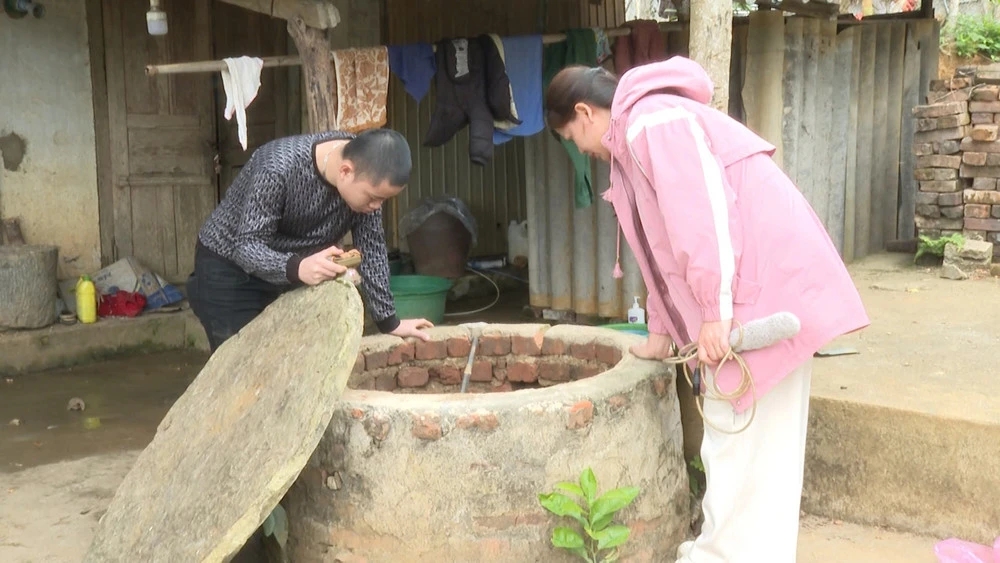 Giếng khơi của người dân trong thôn Hiệp Lực bị rút sạch nước không rõ nguyên nhân. Ảnh: XUÂN NGHIỆP IMG_8672.jpeg