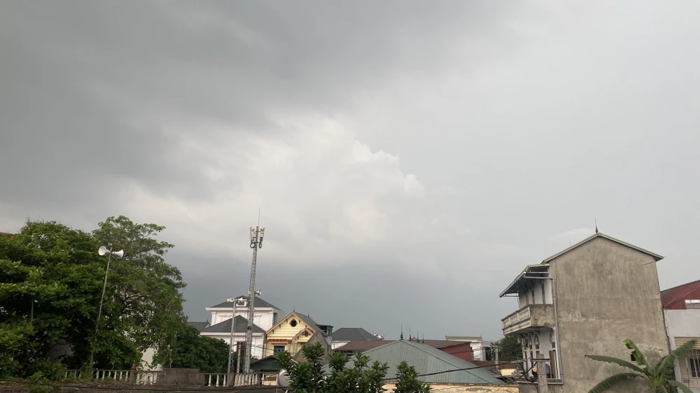 Sau khi lướt qua tỉnh Hòa Bình, cơn dông lướt về Hà Nội, chiều 4-5. Ảnh: PHÚC HẬU IMG_8673.jpeg