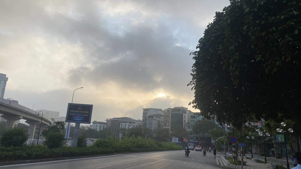 Hà Nội sáng sớm 5-5, trời chuyển mây đón nắng nóng. Ảnh: PHÚC HẬU IMG_8685.jpeg