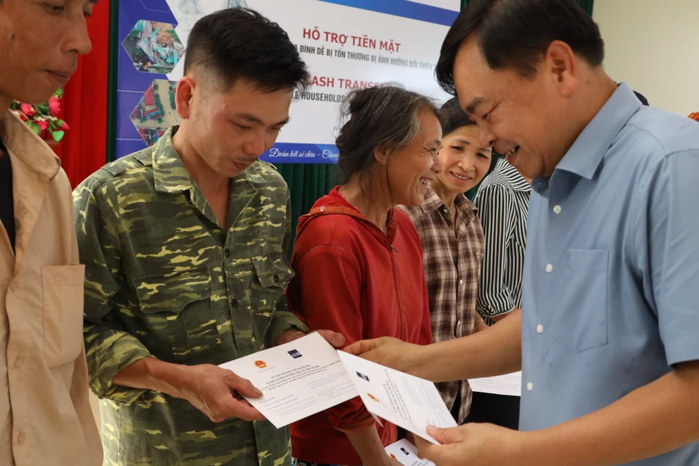 Thứ trưởng Bộ Nông nghiệp và Môi trường Nguyễn Hoàng Hiệp giao tiền hỗ trợ đến từng hộ dân IMG_8788.jpeg