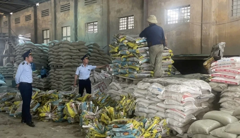 Lực lượng quản lý thị trường kiểm tra kho phân bón của Công ty Sao Đỏ IMG_8914.jpeg