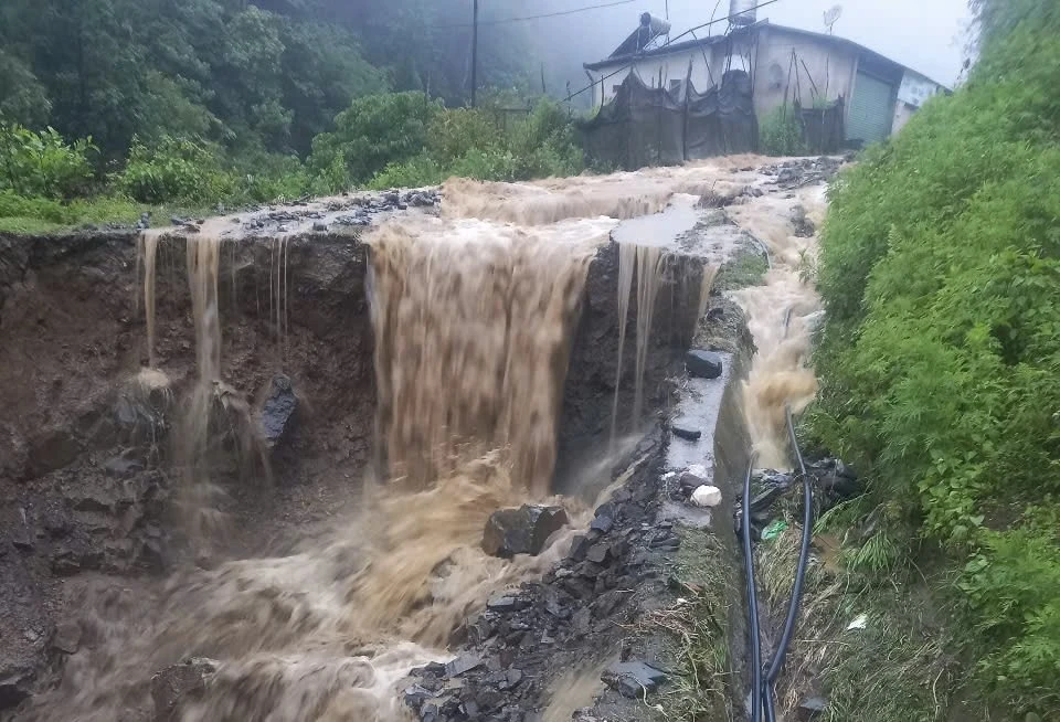 Mưa lớn cục bộ gây sạt lở tại Sa Pa sáng 15-5. Ảnh: T.H.S.P