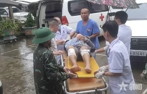 Lực lượng cứu hộ khẩn trương đưa các nạn nhân đi cấp cứu. Ảnh: Báo Quân Đội Nhân Dân converted_image.jpeg