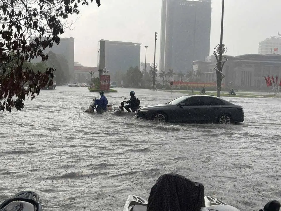 Mưa lớn ngập nặng ở TP Bắc Giang, chiều 16-5. Ảnh: CTV IMG_9043.jpeg