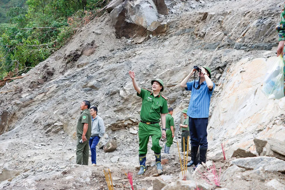 Ban Giám đốc Công an tỉnh Lai Châu đến hiện trường chỉ đạo công tác cứu hộ khẩn trương IMG_9050.jpeg