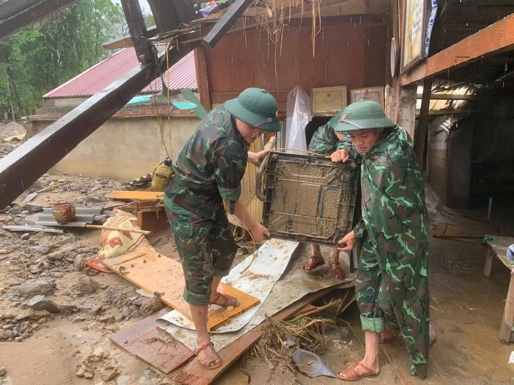 Lực lượng cứu hộ cứu nạn hỗ trợ người dân ở huyện Ba Bể (tỉnh Bắc Kạn) sơ tán đồ đạc do mưa lớn ngày 17-5. Ảnh: Bộ Chỉ huy Quân sự tỉnh Bắc Kạn IMG_9096.jpeg