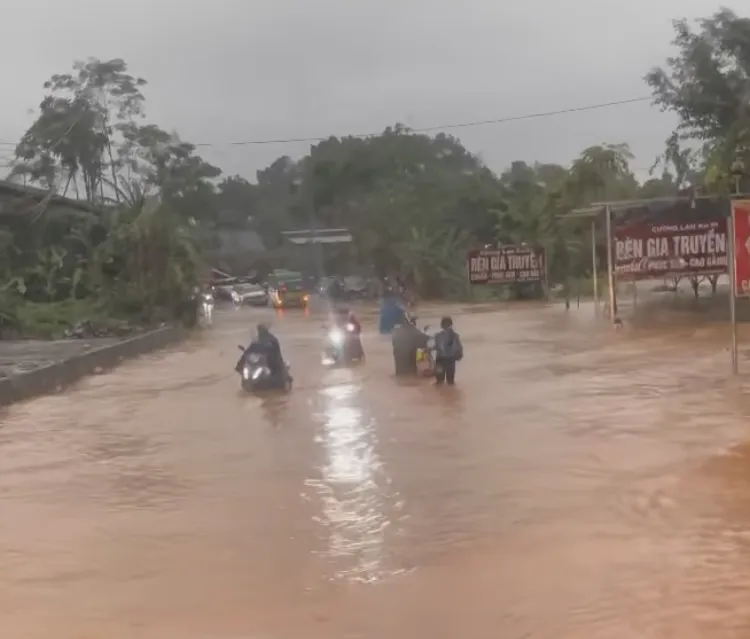 ស្ទះចរាចរណ៍ដោយសារទឹកជំនន់ខេត្ត Tuyen Quang ព្រឹកថ្ងៃទី២៣ ឧសភា។ រូបថតកាត់ពីឃ្លីប IMG_9195.jpeg