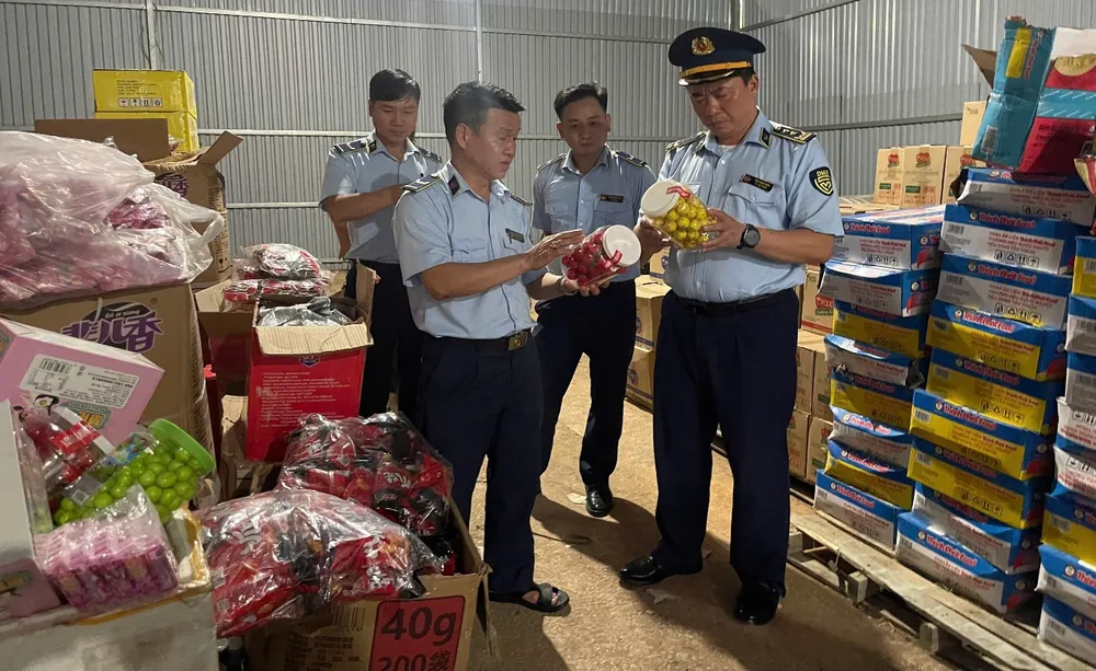 Cơ quan chức năng kiểm tra nguồn gốc hơn 5.000 sản phẩm lậu tại TP Cao Bằng. Ảnh: DMS IMG_9204.jpeg
