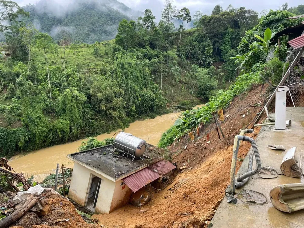 The auxiliary structure of Xuan Lap Boarding Secondary School for Ethnic Minorities (Lam Binh district) collapsed into the stream on the morning of May 23. IMG_9208.jpeg