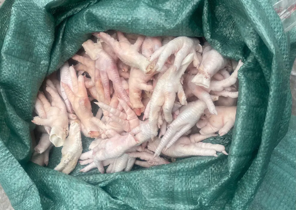 Chân gà sống đông lạnh chứa trong các bao tải dứa IMG_9294.jpeg
