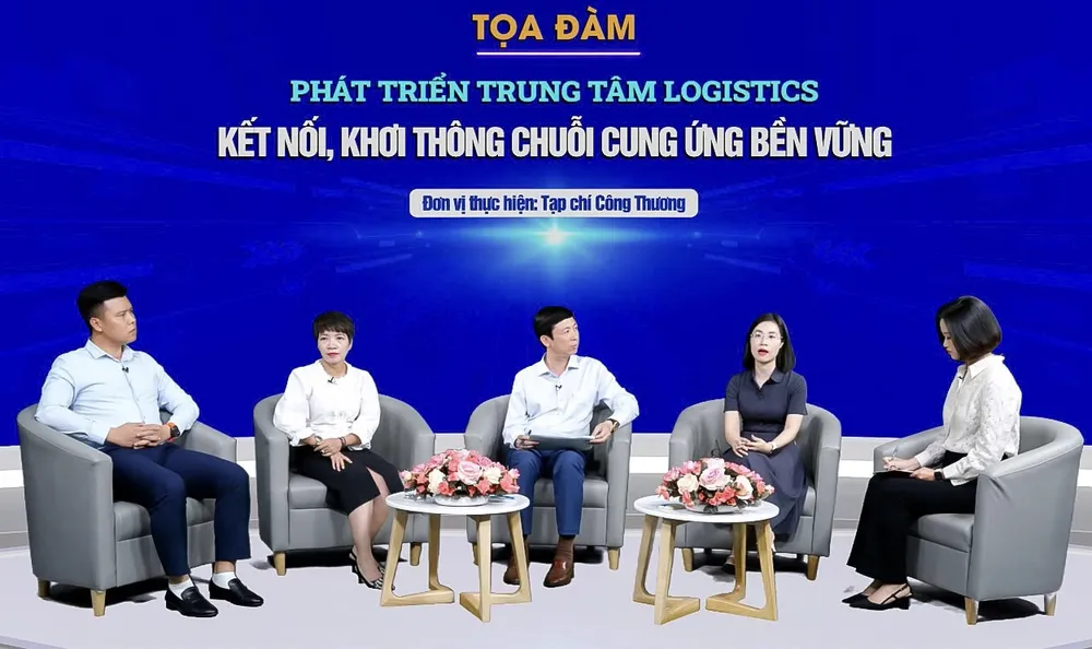 Quang cảnh cuộc tọa đàm trung cảnh.jpeg