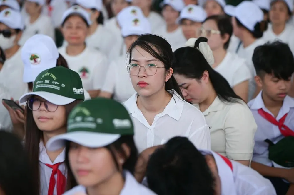 Các bạn trẻ tại TP Hạ Long đến tham gia sự kiện sáng nay 1-6. Ảnh: TÙNG ĐINH IMG_9376.jpg