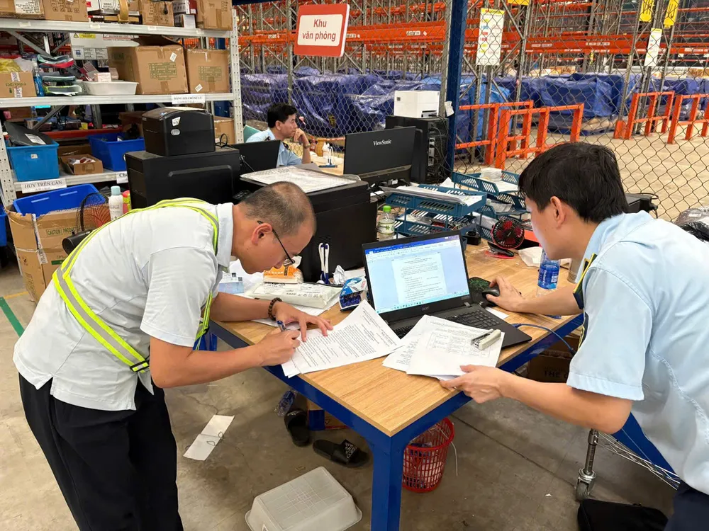 Cơ quan chức năng kiểm tra tại Công ty cổ phần chuỗi cung ứng thương mại Á Châu. Ảnh: DMS