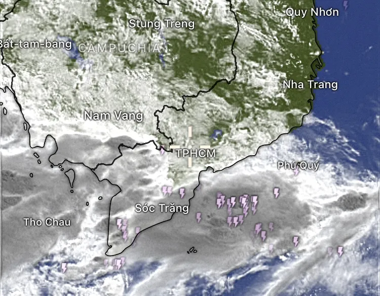 Những cơn dông lúc 7 giờ 30 sáng nay 3-6 tại Tây Nam bộ. Ảnh vệ tinh: GFS IMG_9425.jpeg