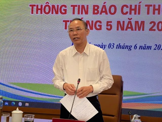 Thứ trưởng Bộ Nông nghiệp và Môi trường Phùng Đức Tiến chủ trì họp báo. Ảnh: ĐỖ HƯƠNG IMG_9438.jpeg