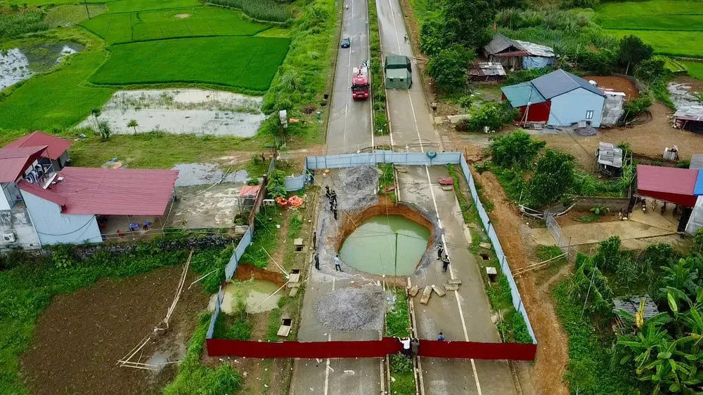 Hố tử thần giữa Quốc lộ 3B nhìn từ trên cao. Ảnh: Báo Bắc Kạn IMG_9455.jpeg