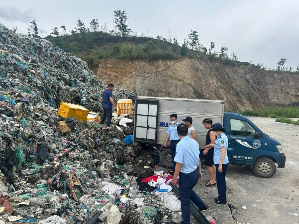Cơ quan chức năng tiêu hủy 2.141kg thực phẩm lậu tại TP Cẩm Phả IMG_9458.jpeg