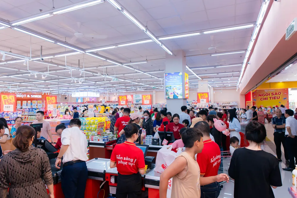 Người tiêu dùng mua sắm tại siêu thị WinMart tại Thanh Hóa. Ảnh: WinCommerce IMG_9510.jpeg