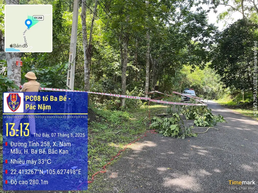 UBND xã Nam Mẫu và huyện Ba Bể đã cử lực lượng chức năng đến căng dây quanh hố sụt lún. Ảnh: Báo Bắc Kạn IMG_9553.jpeg