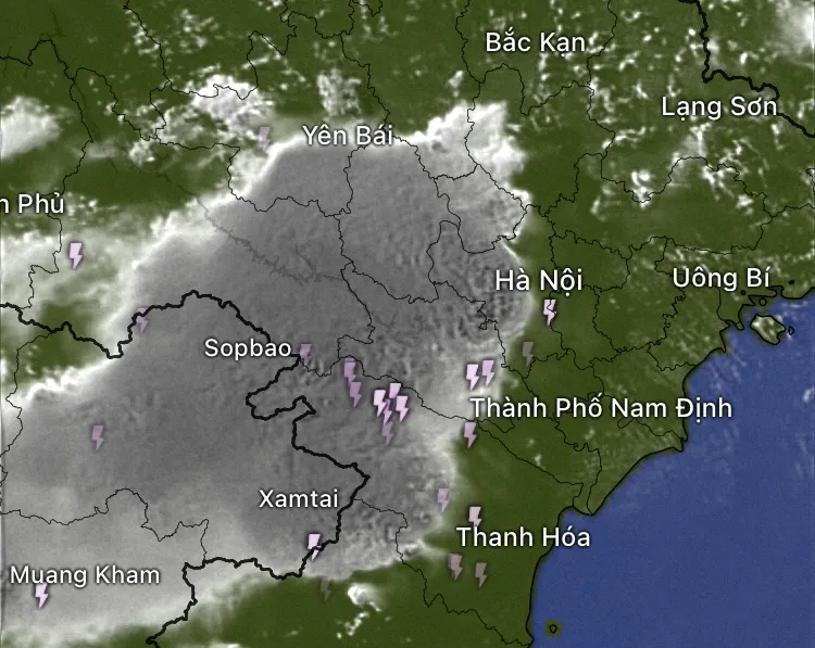 Ảnh vệ tinh chiều 7-6 khi cơn dông tiến từ khu vực Tây Bắc về Hà Nội. Ảnh: GFS IMG_9554.jpeg