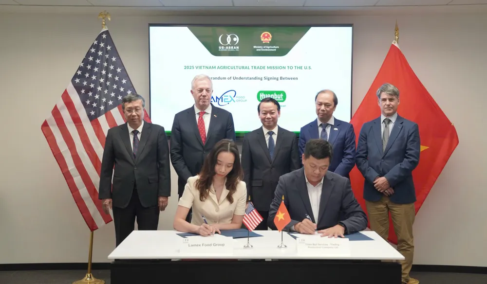 Bộ trưởng Bộ Nông nghiệp và Môi trường Việt Nam Đỗ Đức Duy và Chủ tịch USABC Ted Osius chứng kiến các lễ ký kết giữa doanh nghiệp Việt Nam và Hoa Kỳ. Ảnh: Đoàn công tác IMG_9565.jpeg