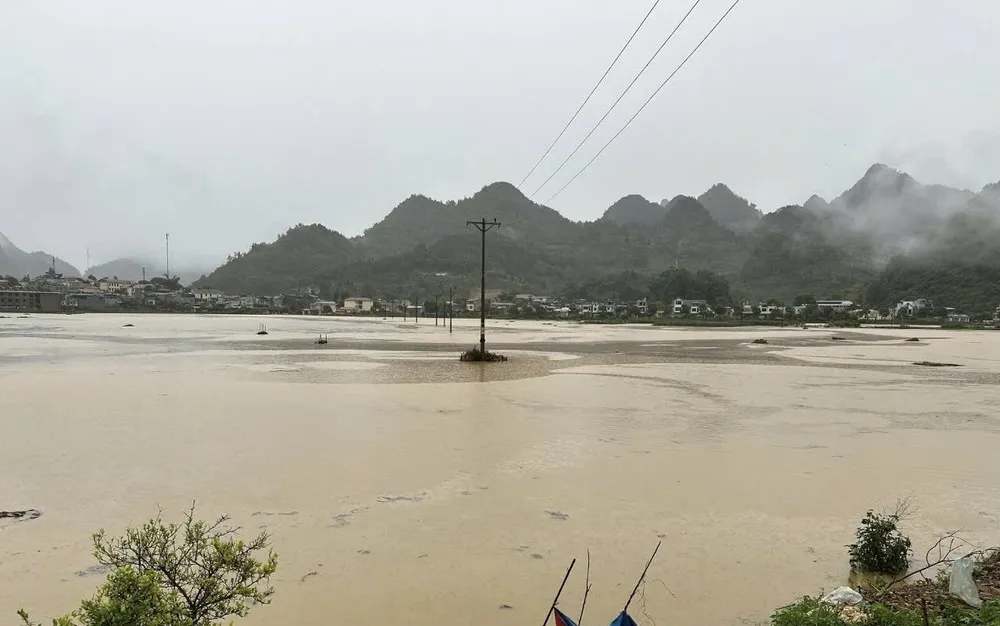 Mưa lớn kéo dài suốt đêm đến sáng 8-6 tại huyện Mường Khương. Ảnh: Báo Lào Cai IMG_9571.jpeg