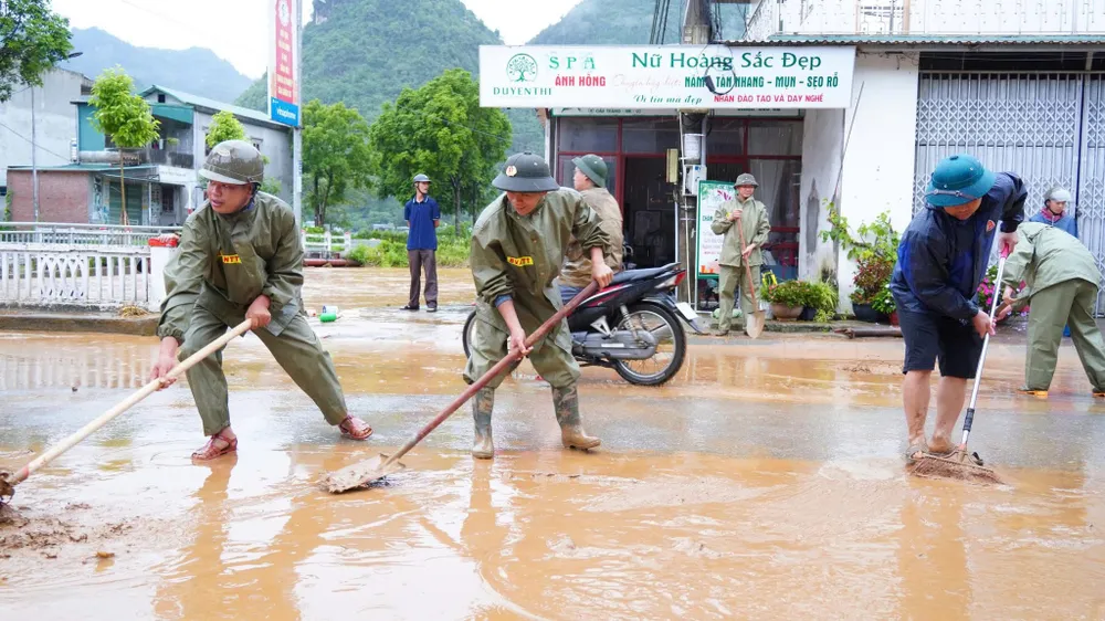 Bùn đất tràn xuống thị trấn Mường Khương (tỉnh Lào Cai) ngày 8-6 do mưa lớn. Ảnh: CTV IMG_9588.jpeg