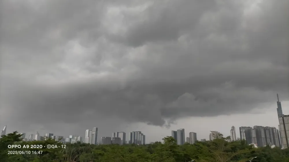 Fuertes lluvias en Ciudad Ho Chi Minh esta tarde, 10 de junio, debido a la activación del viento del suroeste. Foto: QUOC ANH att.p1EOQT-oPxYlDXa5P_-FIqsnH4DAlqhW-jR4ZFx57mw.jpeg