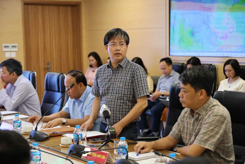 Giám đốc Trung tâm Dự báo khí tượng - thủy văn quốc gia Mai Văn Khiêm báo cáo tình hình quan trắc cơn bão số 1 IMG_9629.jpeg