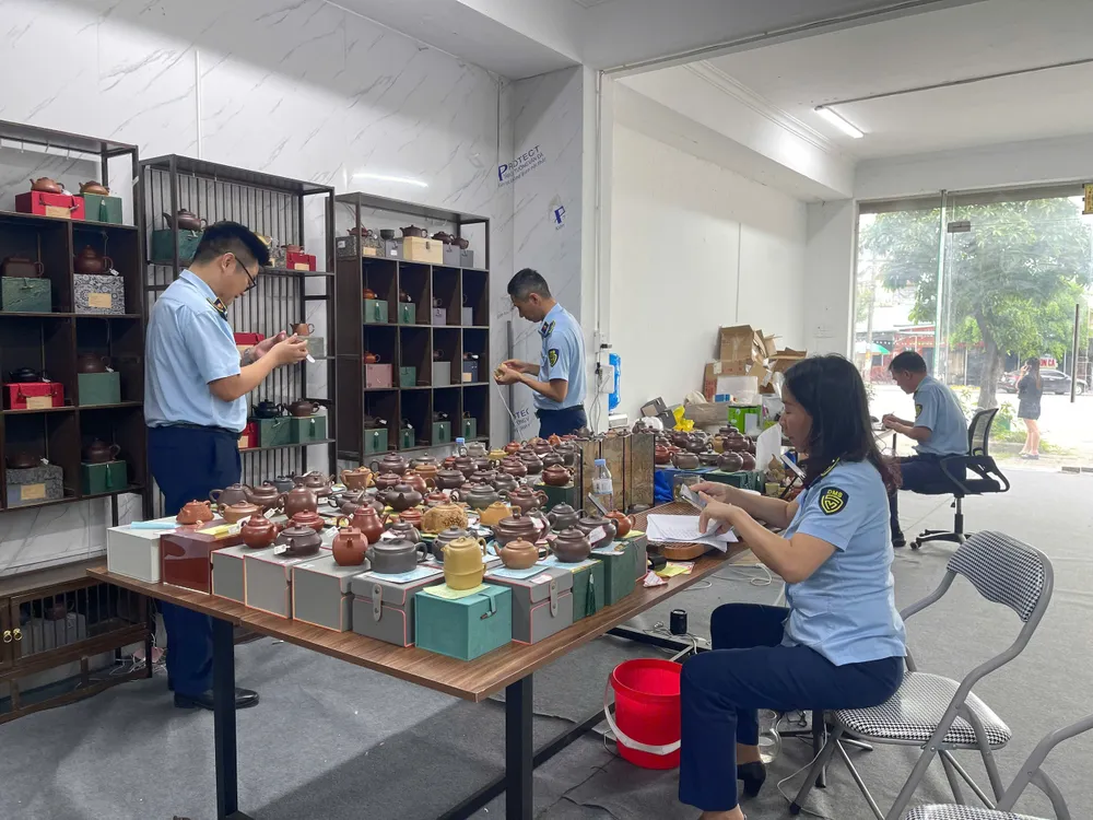Lực lượng chức năng kiểm tra các ấm trà Tử Sa lậu IMG_9678.jpeg