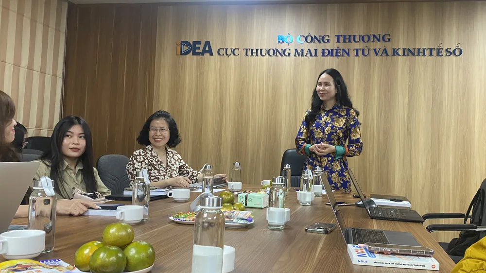 Cục trưởng Cục Thương mại điện tử và Kinh tế số Lê Hoàng Oanh chia sẻ thông tin chiều 16-6. Ảnh: PHÚC HẬU IMG_9705.jpeg