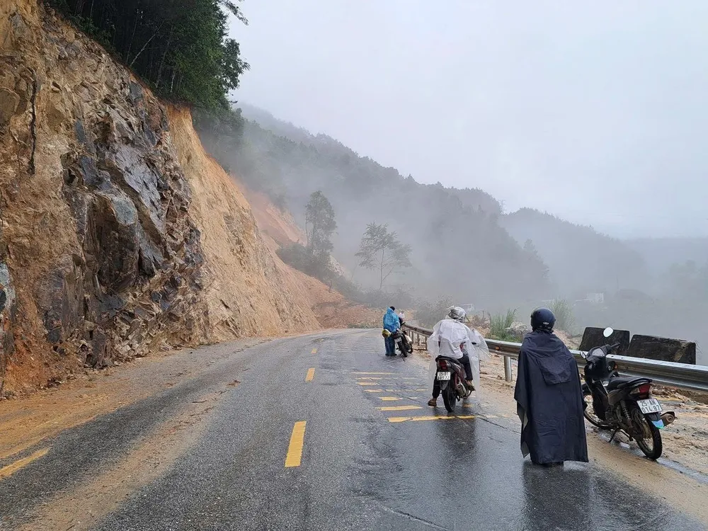 Quốc lộ 4D Lai Châu - Lào Cai tê liệt hoàn toàn do sạt lở sáng qua, 20-6, tại Km76+650 IMG_9811.jpeg