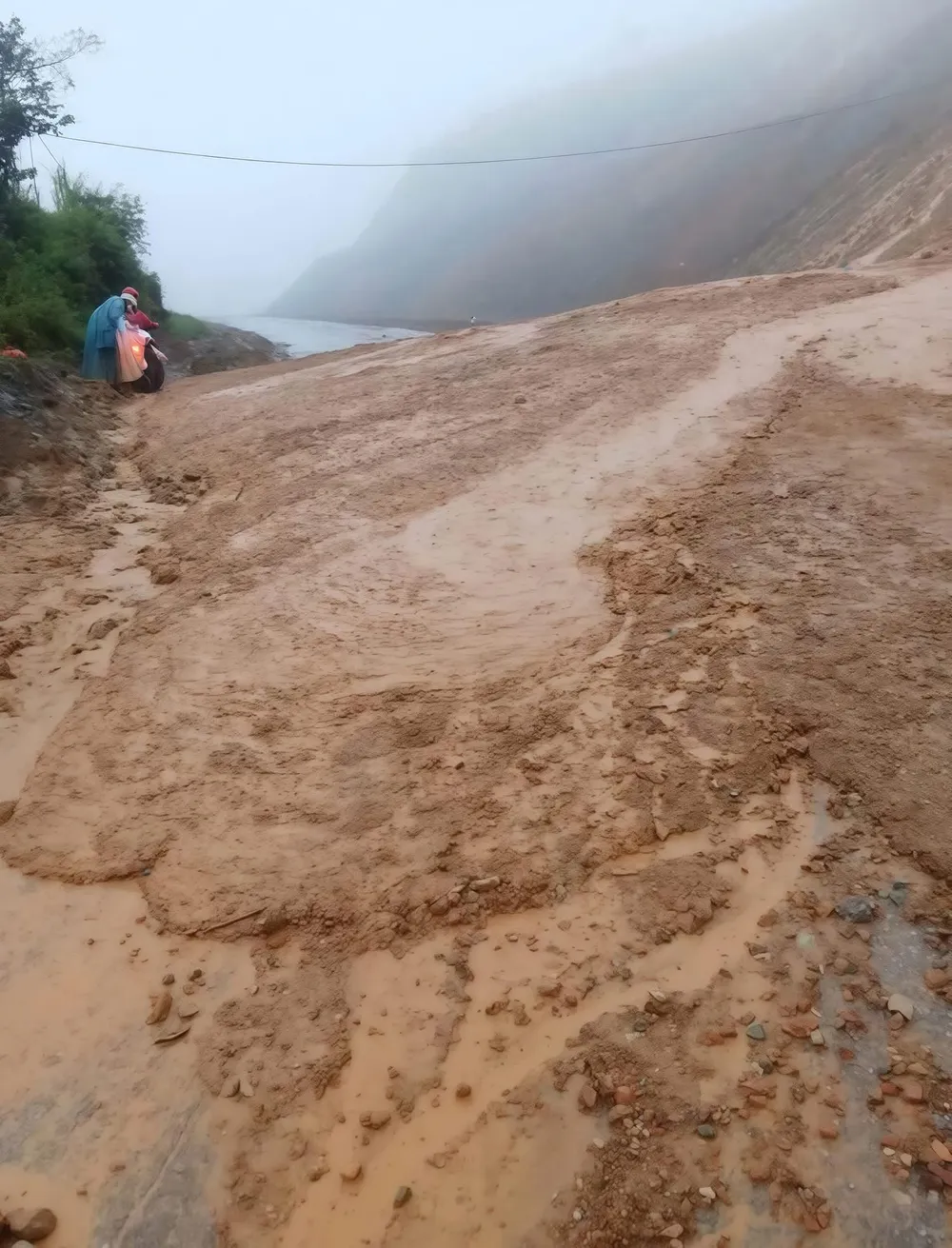 Dangerous landslide on Ma Quynh Pass (Cao Bang province) on June 22. Photo: Contributor IMG_9851.jpeg
