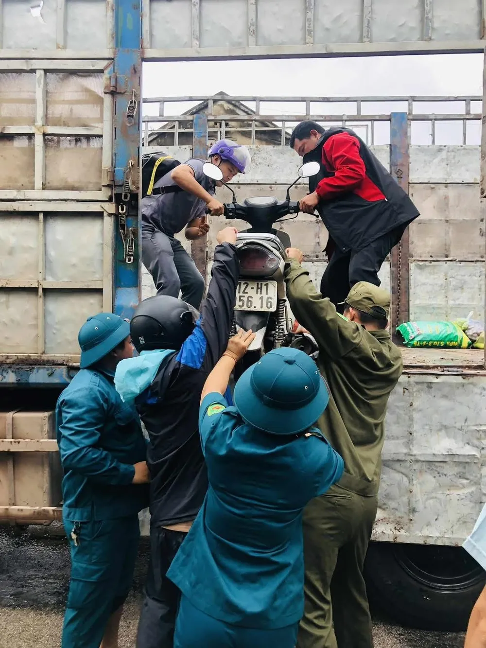 Lực lượng cứu hộ của huyện Hữu Lũng sơ tán đồ đạc giúp người dân. Ảnh: ĐỨC SƠN IMG_9871.jpeg