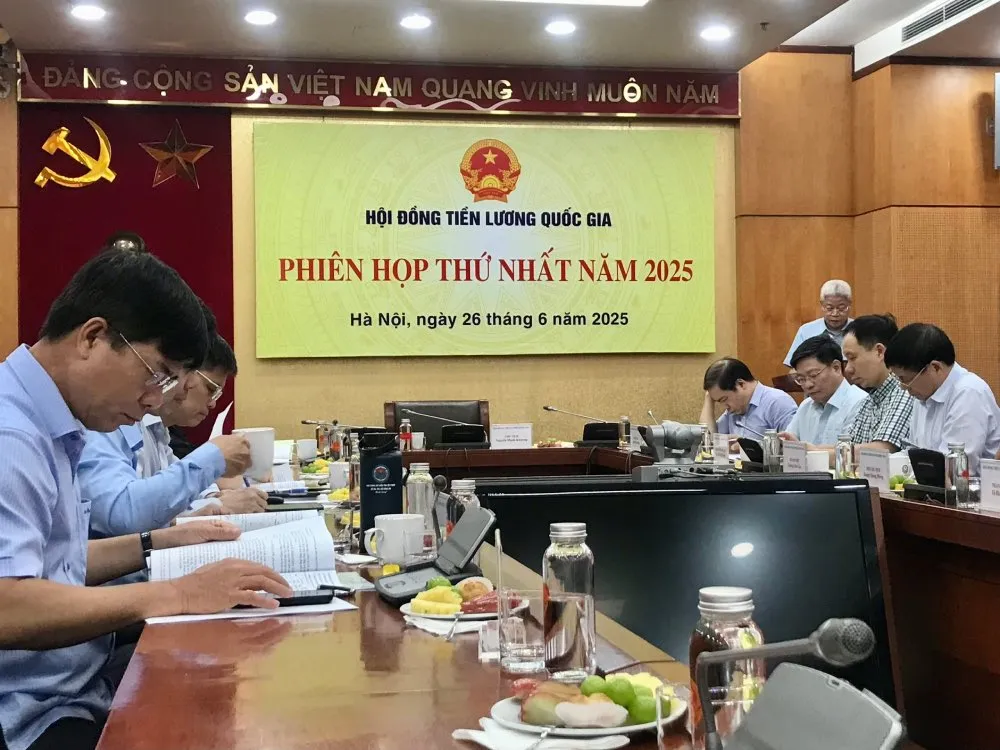 Phiên họp thứ nhất của Hội đồng Tiền lương quốc gia, sáng 26-6. Ảnh: HÀ ANH IMG_9950.jpeg