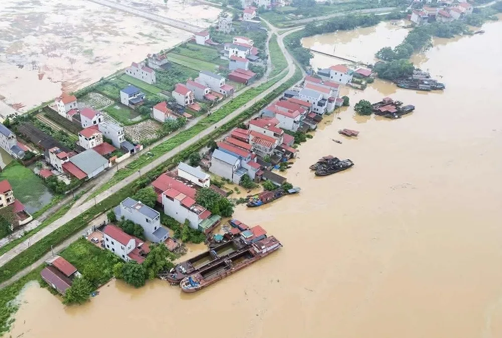 Nước lũ sông Cầu dâng nhanh gây ngập những ngôi nhà nằm ngoài đê sông cách đây 3-4 ngày. Ảnh: HỢP THỊNH IMG_9974.jpeg