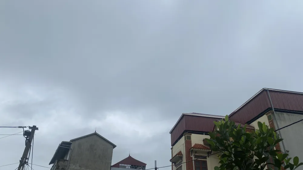 Những cơn mưa liên tục kéo đến Hà Nội sáng 28-6. Ảnh: PHÚC HẬU IMG_0007.jpeg
