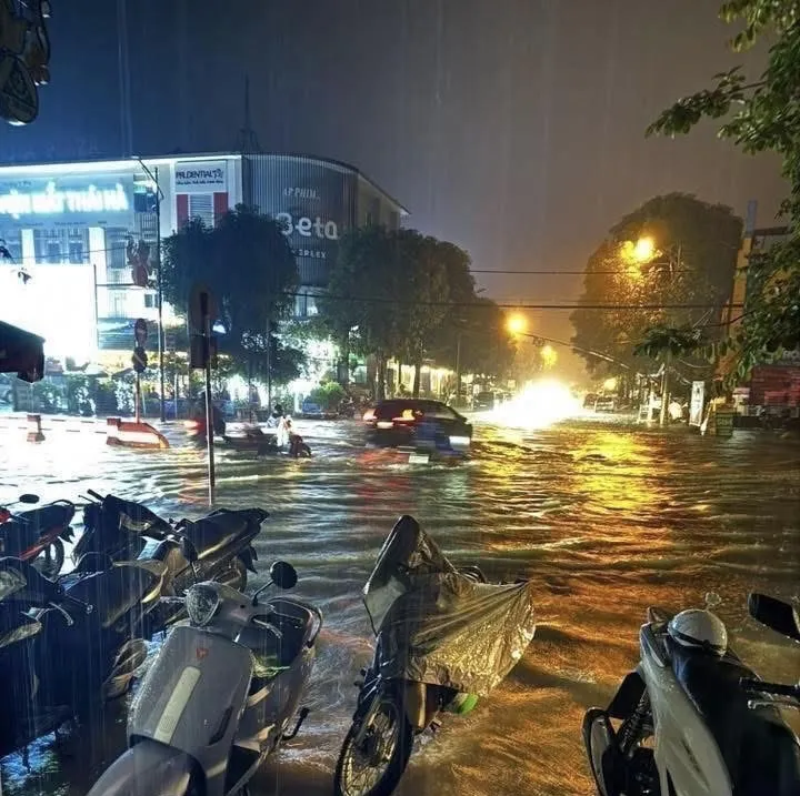 Nhiều khu vực ở TP Thái Nguyên ngập như sông tối 29-6. Ảnh: CTV IMG_0058.jpeg