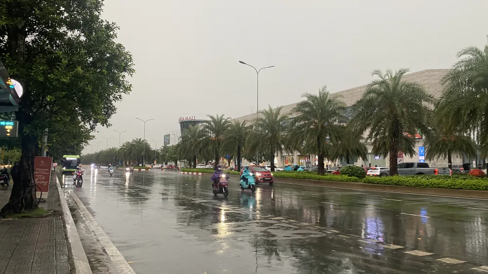 Mưa kéo dài từ chiều 30-6 đến sáng 1-7 tại Hà Nội chưa ngớt, thời tiết xấu. Ảnh: PHÚC HẬU IMG_0090.jpeg