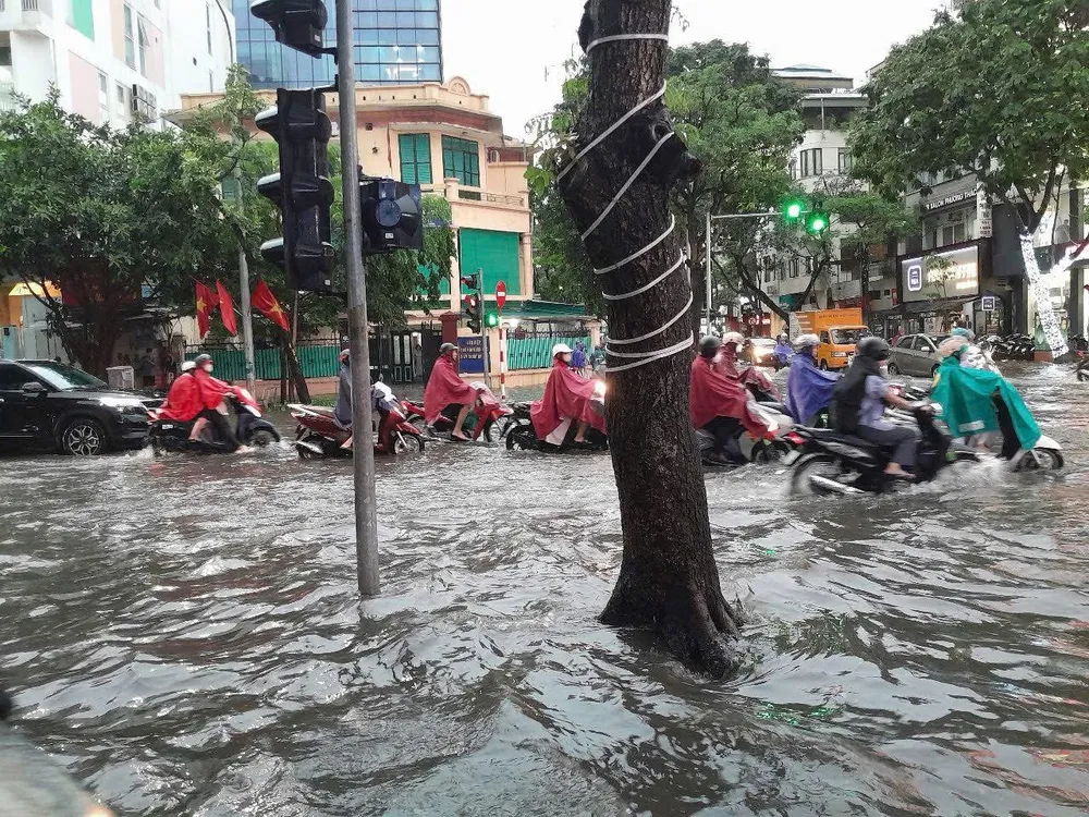 Hà Nội ngập úng trong cơn mưa chiều 30-6 tại khu vực Bà Triệu - Nguyễn Du. Ảnh: VOV Giao thông IMG_0096.jpeg