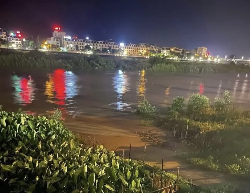 ទឹកទន្លេក្រហមបានហក់ឡើងតាំងពីយប់ថ្ងៃទី១ ខែកក្កដា។ Photo: LAOCAIONLINE IMG_0135.jpeg