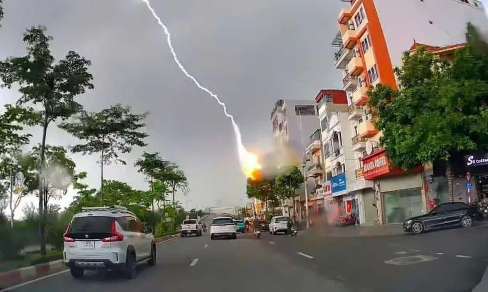 Tia sét ở khu vực Cổ Linh - Long Biên (Hà Nội) sáng 3-7. Ảnh: CTV 1IV7H6ELV_70AQ71.jpeg