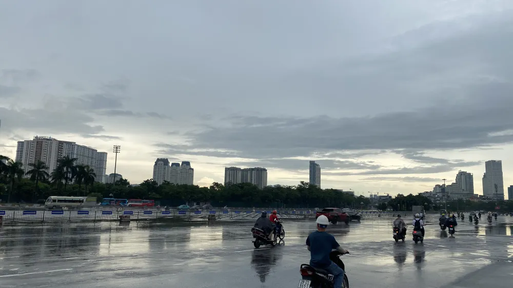 Hà Nội sau trận mưa to từ sáng đến trưa 3-7. Ảnh: PHÚC HẬU IMG_0159.jpeg