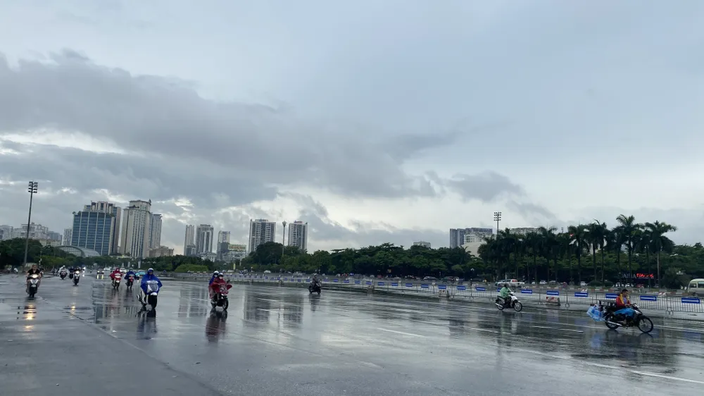 Phía Tây Hà Nội sau cơn dông trưa 3-7. Ảnh: PHÚC HẬU IMG_0160.jpeg