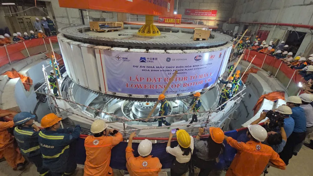 Hạ đặt Rotor của tổ máy số 1 trưa nay 6-7. Ảnh: THU HƯỜNG IMG_0231.jpeg