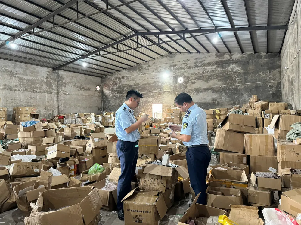 Cơ quan chức năng kiểm đếm lượng hàng vi phạm tại kho này. Ảnh: LƯU QUYÊN IMG_0257.jpeg