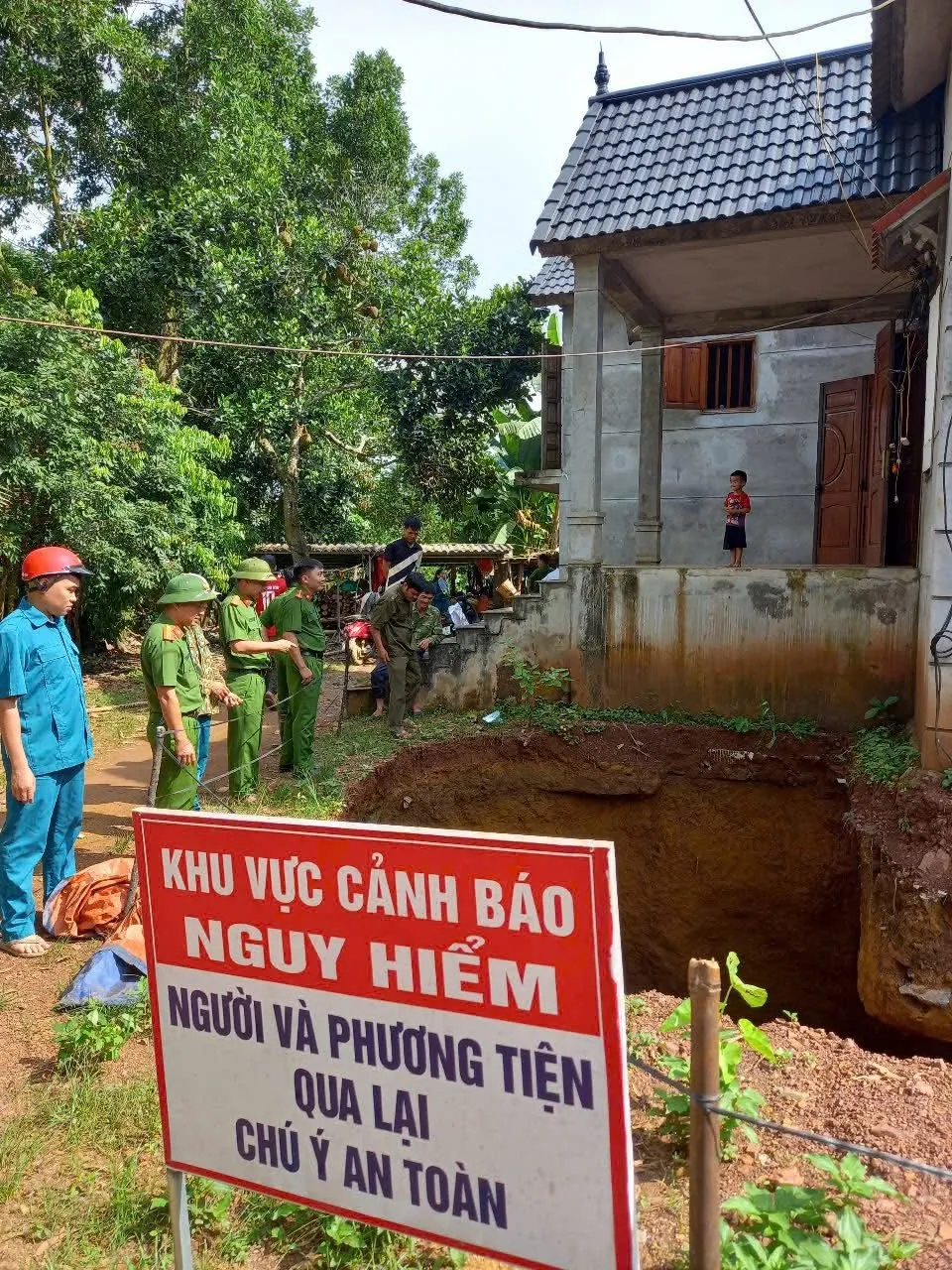 Chính quyền địa phương đã đặt biển cảnh báo nguy hiểm. Ảnh theo Công an xã Mường Hoa IMG_0292.jpeg